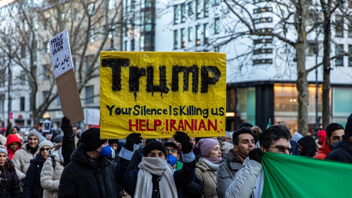 Marș la Berlin - diaspora iraniană îi cere lui Donald Trump să intervină în Iran Foto: Profimedia