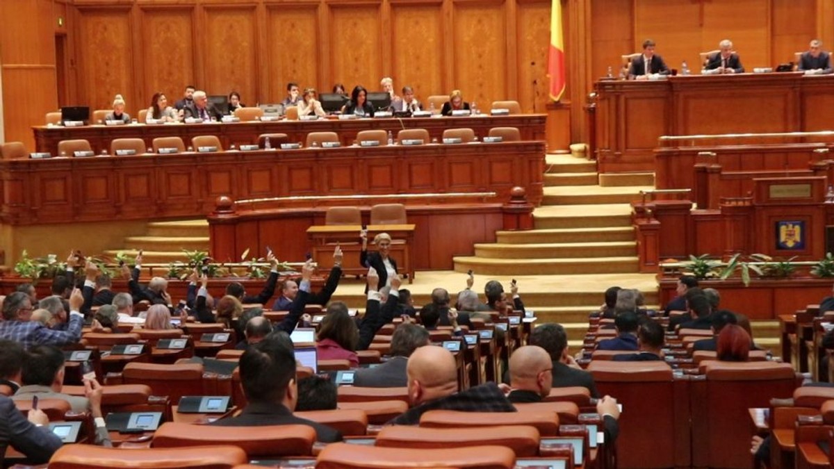 Statul a dat aproape jumătate de milion de euro pentru 7 deputaţi care n-au scos un cuvânt în plen