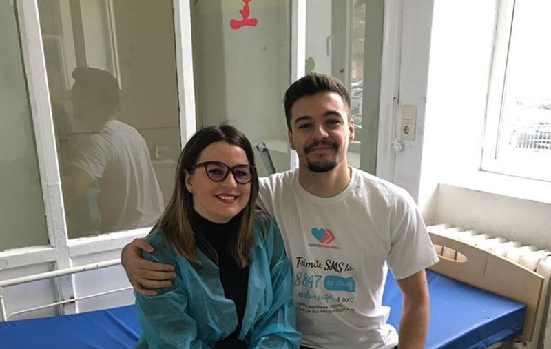 Fotbalistul Adrian Petre, implicat într-un proiect umanitar. Ajută Secția de Boli Infecțioase a Spitalului din Arad