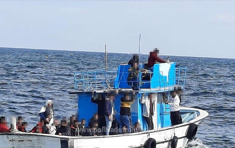 Operațiune de salvare în Marea Neagră, după ce o barcă cu zeci de migranţi, inclusiv copii, a fost depistată lângă Vama Veche