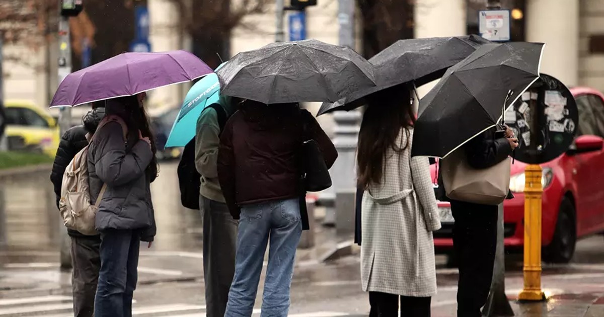VIDEO Alertă meteo: ploi în mare parte din țară și ninsori la munte. Cum va fi vremea la București