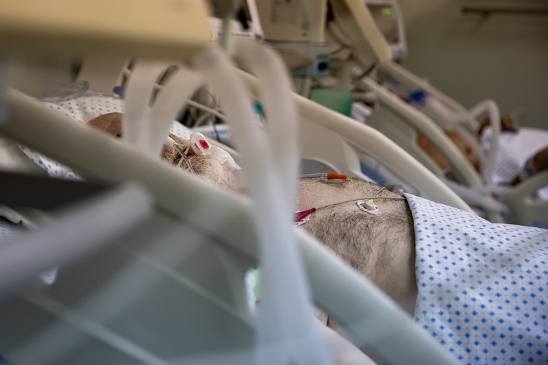 În secţia de Terapie Intensivă se aude doar sunetul aparatelor