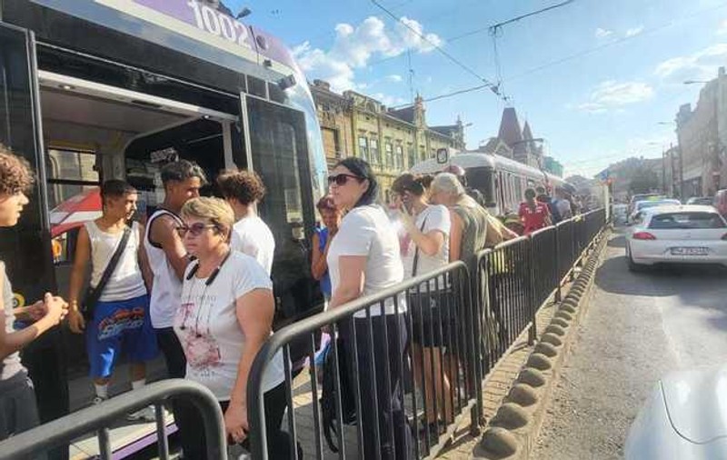 O femeie și-a pierdut o mână după ce a fost lovită de tramvai pe un bulevard din Timișoara
