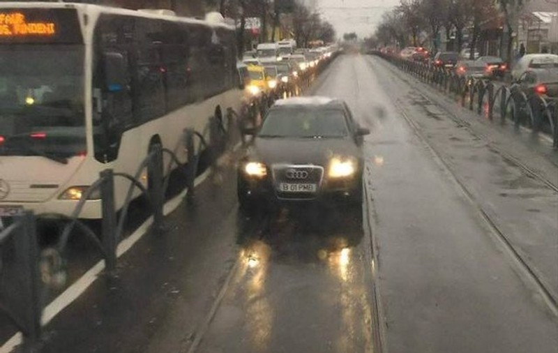 Angajat al Primăriei Capitalei, concediat după ce a condus pe linia de tramvai