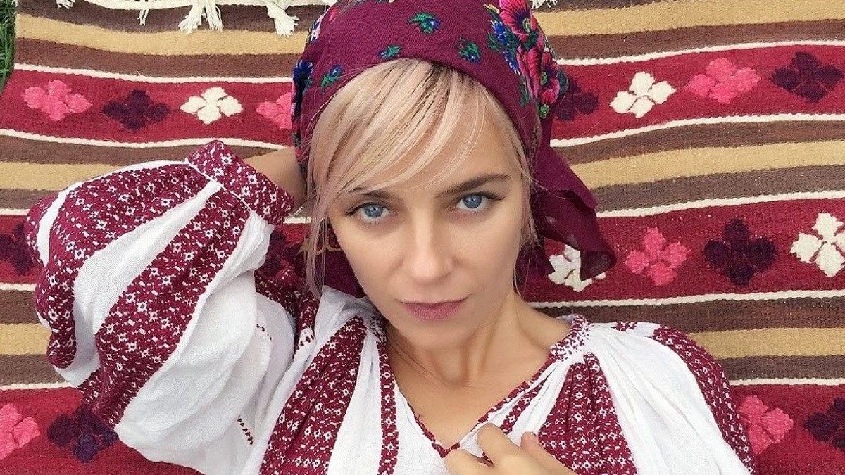 Gianina Corondan merge prin fabrici și uzine
