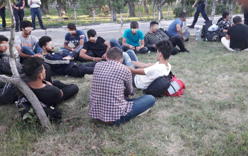 Cei 96 de migranți prinși în apropierea stațiunii 2 mai urmează să fie expulzați. Ce se întâmplă cu oamenii până când părăsesc România