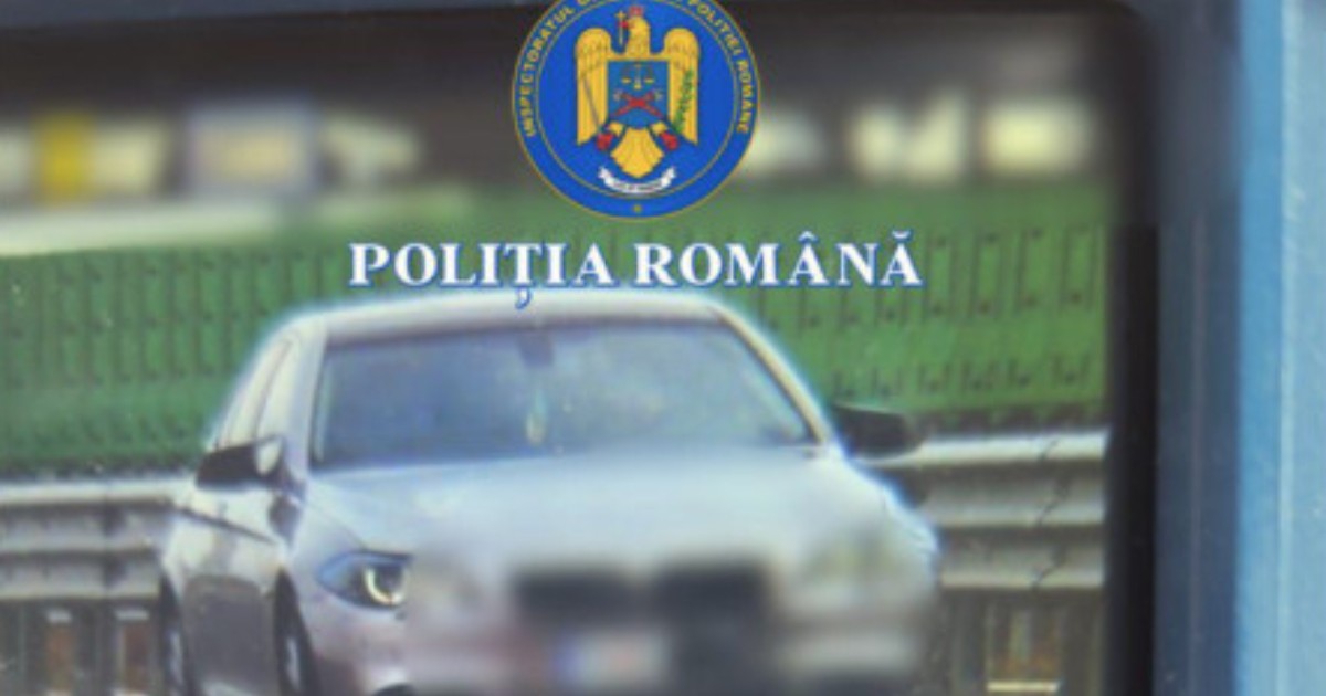O mașină depistată de un radar, având suprapus logoul Poliției Române, sugerând o situație de depășire a limitei de viteză.