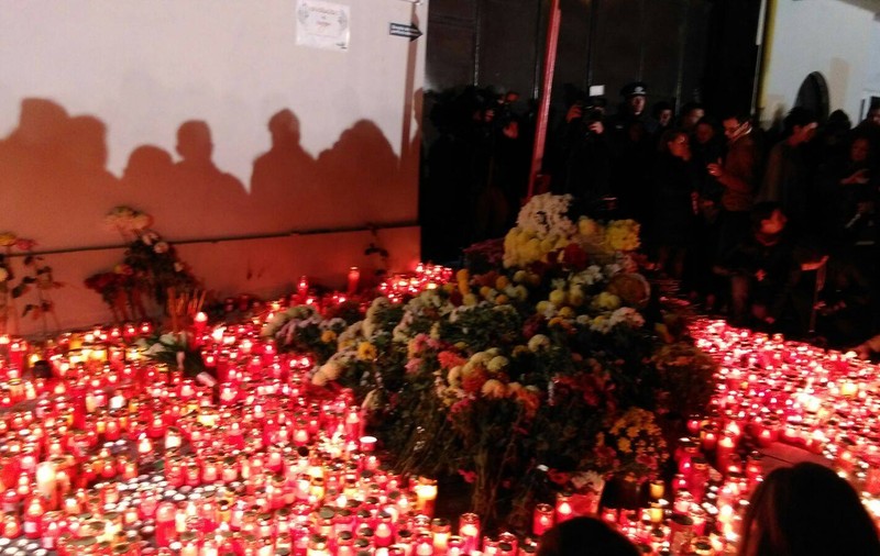 Imagini impresionante! Sute de oameni îndureraţi, la locul tragediei: "Prietenul meu a murit încercând să salveze o fată"