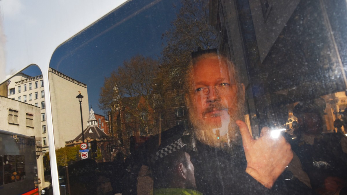Julian Assange se află în prezent în închisoare la Londra