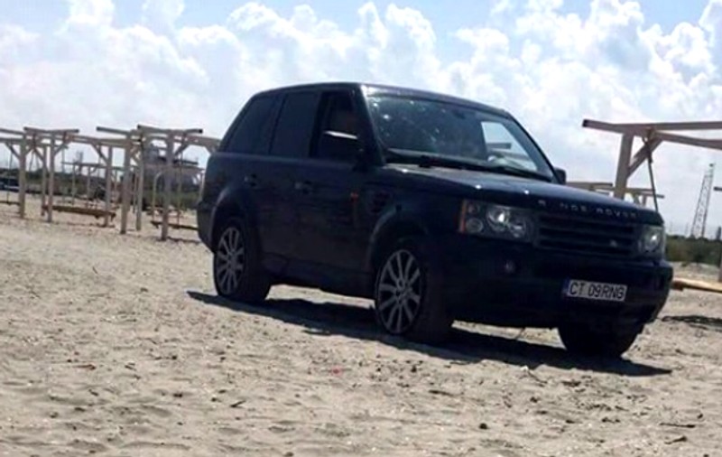 Un Range Rover parcat pe plajă, în Constanța, a stârnit indignarea turiștilor. Proprietarul a ajuns la poliție