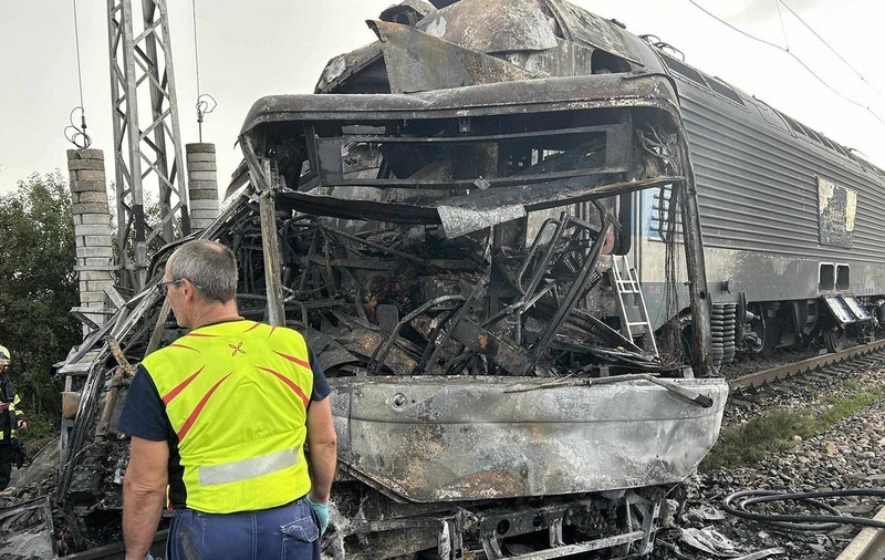 Cel puțin 5 morți într-un accident în Slovacia, după ce un tren Eurocity a lovit un autobuz