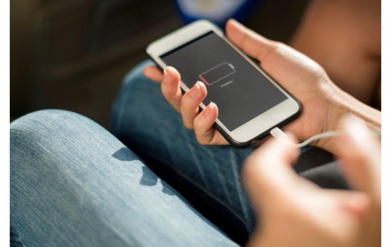 Ce se întâmplă dacă îți încarci greșit telefonul mobil?
