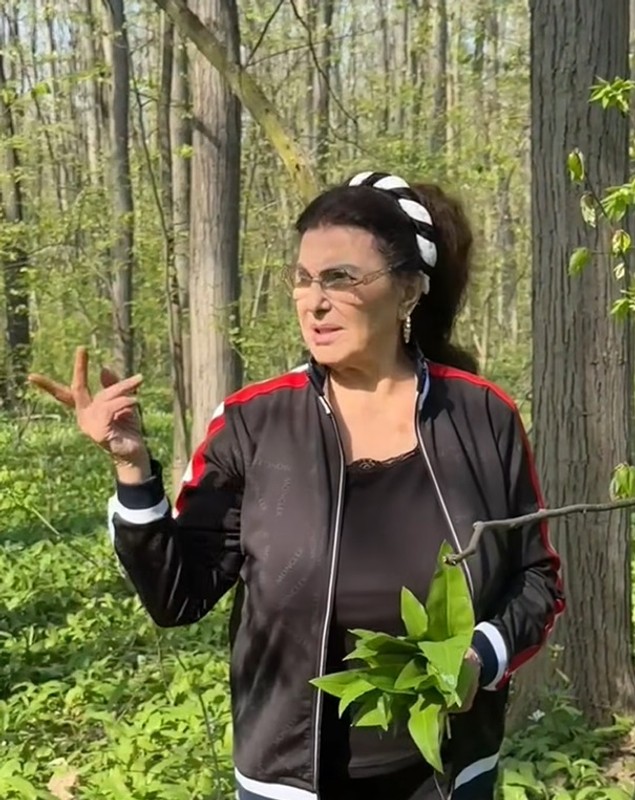 Irina Loghin, la cules de leurdă, în Pădurea Băneasa. Îmbrăcată în trening de la Moncler, și-a surprins fanii: „Vin de 50 de ani aici, în pădure”