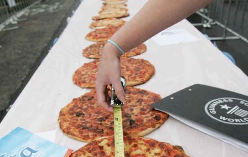 Un nou record doborât de români: cel mai lung lanţ de pizza din lume