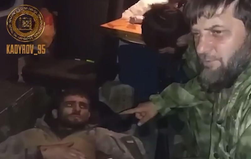 Ramzan Kadîrov a filmat un prizonier ucrainean întins pe o targă: „Anton regretă sincer că a îndrăznit să lupte împotriva cecenilor”