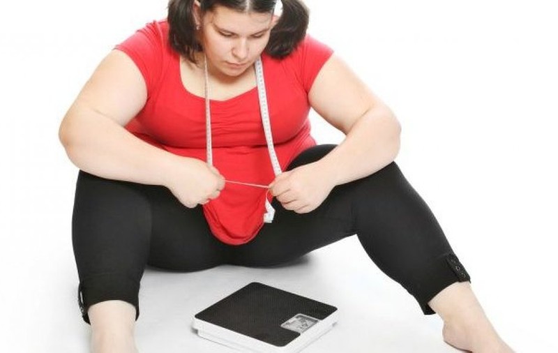 Obiceiul de a dormi cu televizorul aprins crește riscul de obezitate la femei