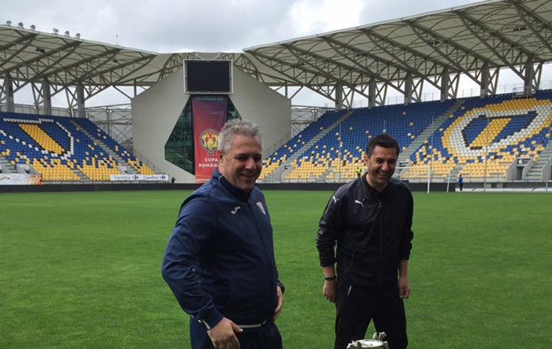 Șumudică și Claudiu Niculescu au făcut glume la poza oficială a finalei Cupei României / FOTO