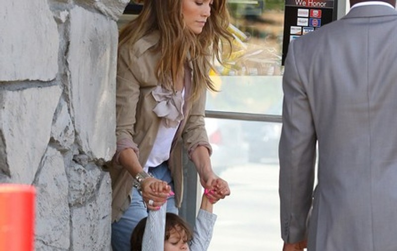 Jennifer Lopez este o mamă dură! Uite cum își smucește copilașul! FOTO