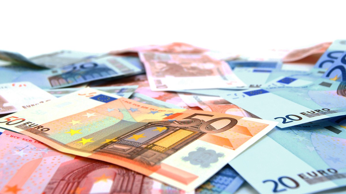 Multe bancnote de euro. Foto: Envato