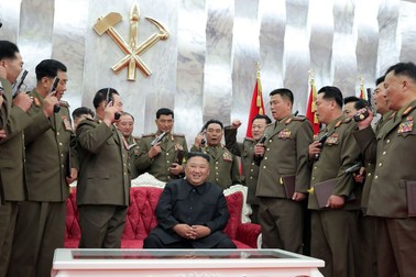 Kim Jong-un le-a dăruit pistoale generalilor FOTO: Hepta