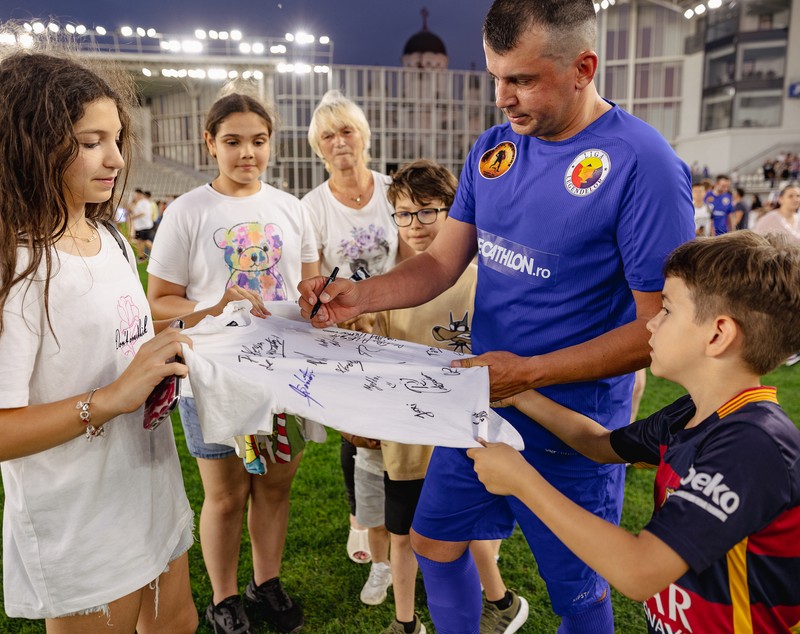 Fotbaliști și influenceri au jucat pentru Mario și Medeea, frații bolnavi de paraplegie spastică. La evenimentul caritabil, parte a campaniei Fundației Ringier, s-au strâns aproape 21.000 de euro