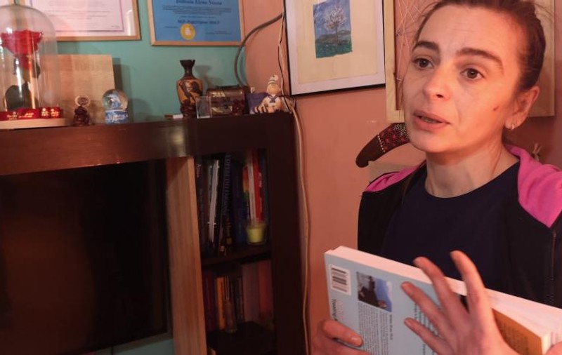 O mamă a făcut credit la bancă pentru a-și duce fetița diagnosticată cu autism la ședințe de terapie cu delfini! „Înseamnă enorm să o aud cum îmi spune «mama»”