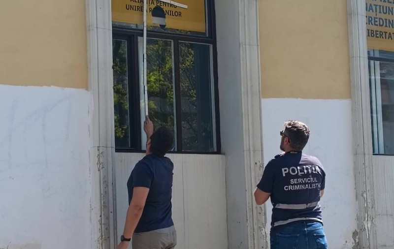 Sediul AUR din Cluj, atacat cu pietre de un bărbat supărat după ce Guvernul Bolojan a fost demis