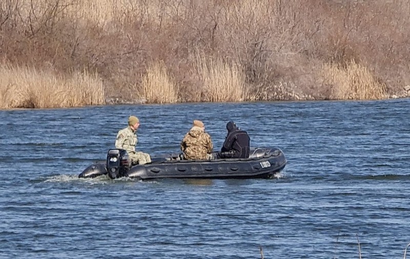 Bărbatul care a atacat un militar, de negăsit de 3 zile. Arma furată, căutată și în canalul Dunăre-Marea Neagră