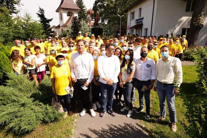 Primarul Petre Gheorghe și președintele PNL Ilfov Hubert Thuma - în centrul pozei, unul lângă celălalt -, fără mască, la adunarea electorală