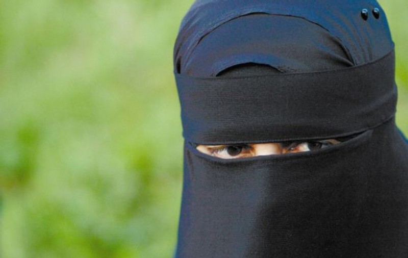 Două tinere musulmane, bătute în Bucureşti de un grup de tineri: "Le-au fost smulse vălurile şi au fost rănite"