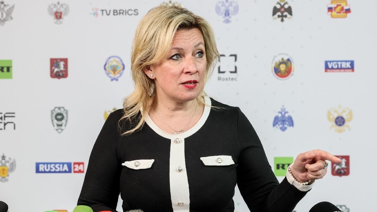 O doamnă cu părul blond, întro bluză alb cu negru