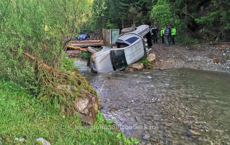Urme de sânge în mașina oprită cu focuri de armă de polițiști, într-o pădure din Maramureș