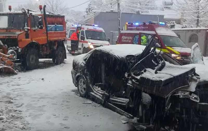 O femeie a murit, după ce o mașină a intrat într-un utilaj de deszăpezire, pe DN 55, în Dolj