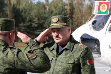 Președintele Belarus Alexandru Lukașenko participă la exercițiul strategic comun al forțelor armate ale Federației Ruse și Republicii Belarus Zapad-2021 la terenul de antrenament Obuz-Lesnovsky, Belarus, duminică, 12 sept. 2021 | Foto: Profimedia