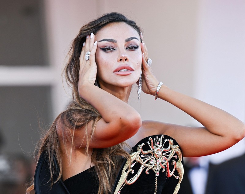 Imagini cu Mădălina Ghenea pe covorul roșu la Festivalul de Film de la Veneția 2025. A fost lăudată de presa din Italia