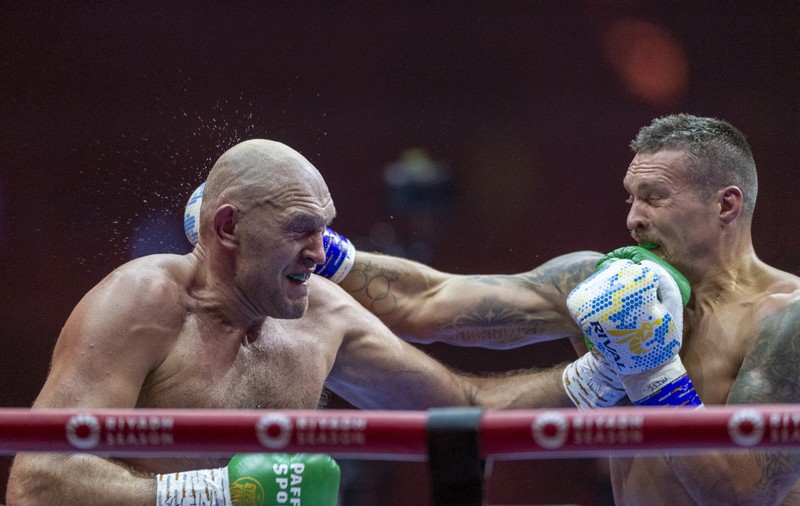 Oleksandr Usyk l-a învins pe Tyson Fury și a devenit campion incontestabil la categoria grea. Ce bursă a avut meciul secolului | VIDEO