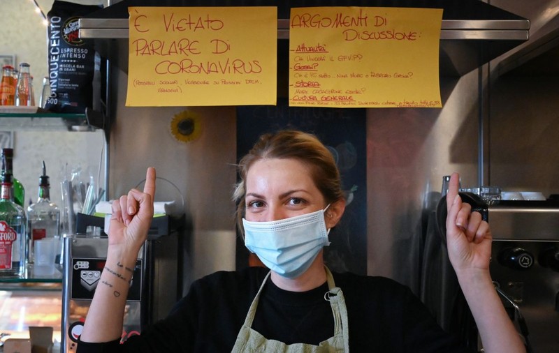 Discuțiile despre COVID, interzise într-un bar din Roma: „Am decis să relaxăm situația”