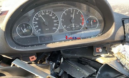Imagine cu vitezometrul uneia dintre mașinile distruse în urma accidentului / foto: infocs.ro