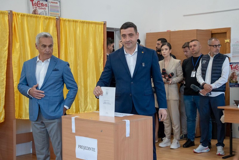 George Simion a votat în primul tur de pe 4 mai alături de Călin Georgescu. Foto: Facebook