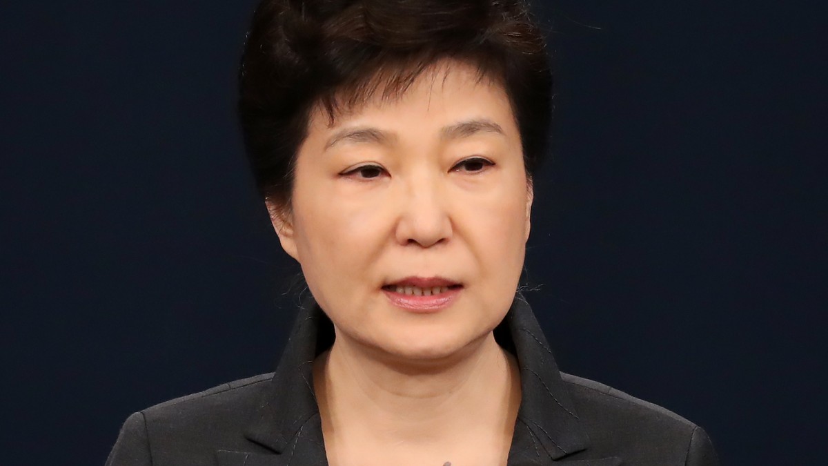 ark Geun-Hye este implicată într-un uriaş scandal de corupţie legat de prietena ei apropiată Choi Soon-Sil, care este arestată pentru acuzaţii de fraudă şi abuz de putere.