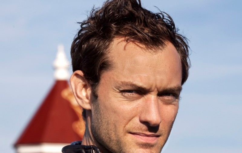 Jude Law, direct pe telefonul mobil