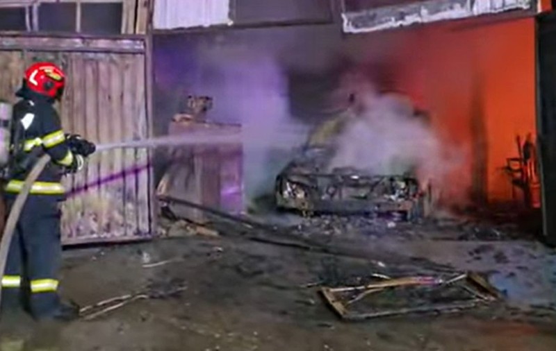 Opt garaje și două autoturisme au fost făcute scrum în Constanța. Incendiul a pornit în niște spații de depozitare | VIDEO