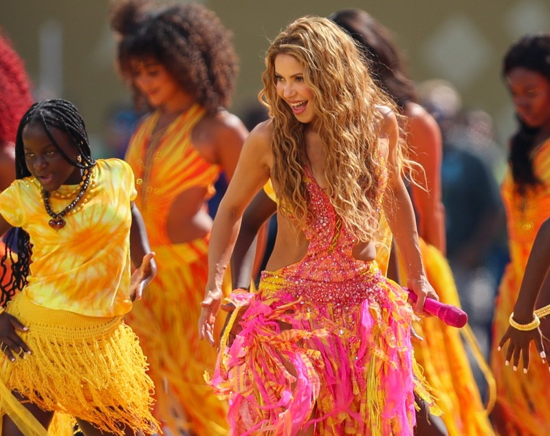 Cum a apărut Shakira la finala Cupei Mondiale FIFA 2026. Imaginile cu artista desculță pe scenă au devenit virale
