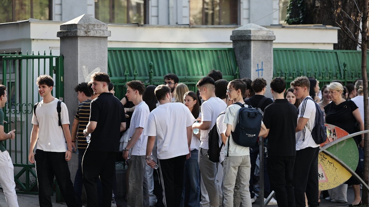 Rezultate BAC 2026 - Imagine cu elevi in faţa unui liceu din Bucureşti