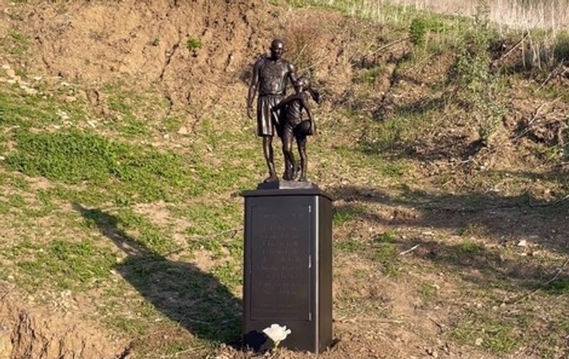 O statuie cu Kobe Bryant și fiica lui a fost amplasată la locul accidentului de elicopter în care cei doi și-au pierdut viața