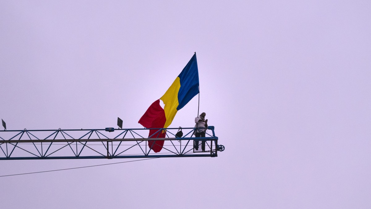 „Stegarul dac” s-a urcat pe o macara