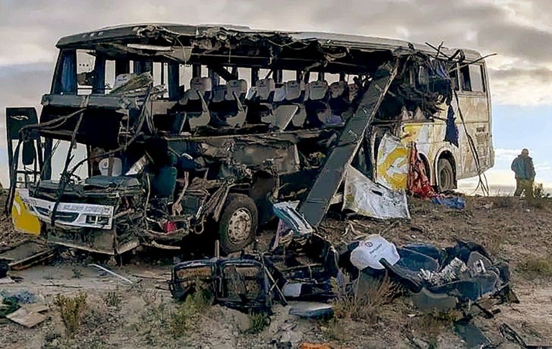 Cel puțin 37 de morți și 40 de răniți, printre care și copii, după ce două autobuze s-au ciocnit pe un drum îngust din Bolivia | Video