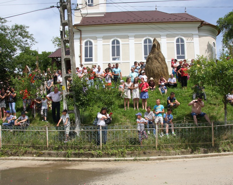 Val de nunţi la Figa după ce fetele au prins boul de Rusalii | GALERIE FOTO