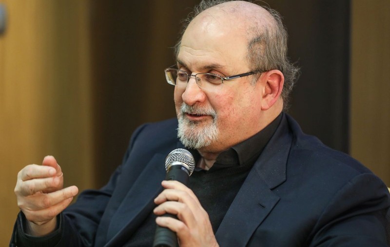 Prima reacție a Iranului după atacul asupra lui Salman Rushdie, scriitorul pe care îl condamnase la moarte pentru „Versetele satanice”