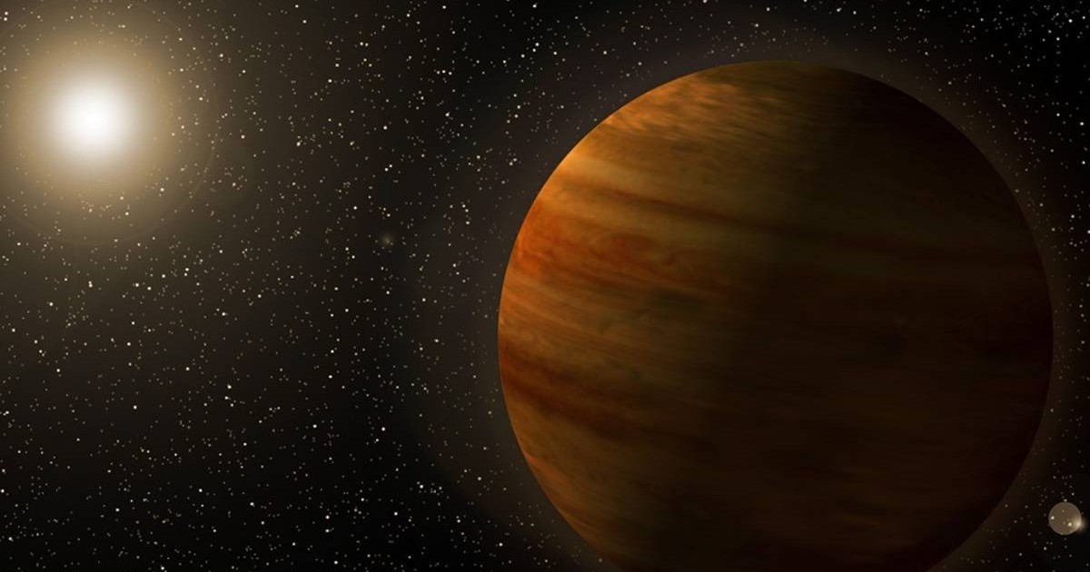 O planetă similară cu Jupiter, de culoare roșiatică, în spațiu, orbitând o stea.